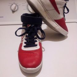 FILA UNISEX YOUTH SIZE 5 RED WHITE AND BLUE SNEAKERS LIKE NEW EXCELLENT CONDITION. NO CREASES. ALWAYS PACKAGED WITH LOVE, BUBBLE WRAP AND PAPER.