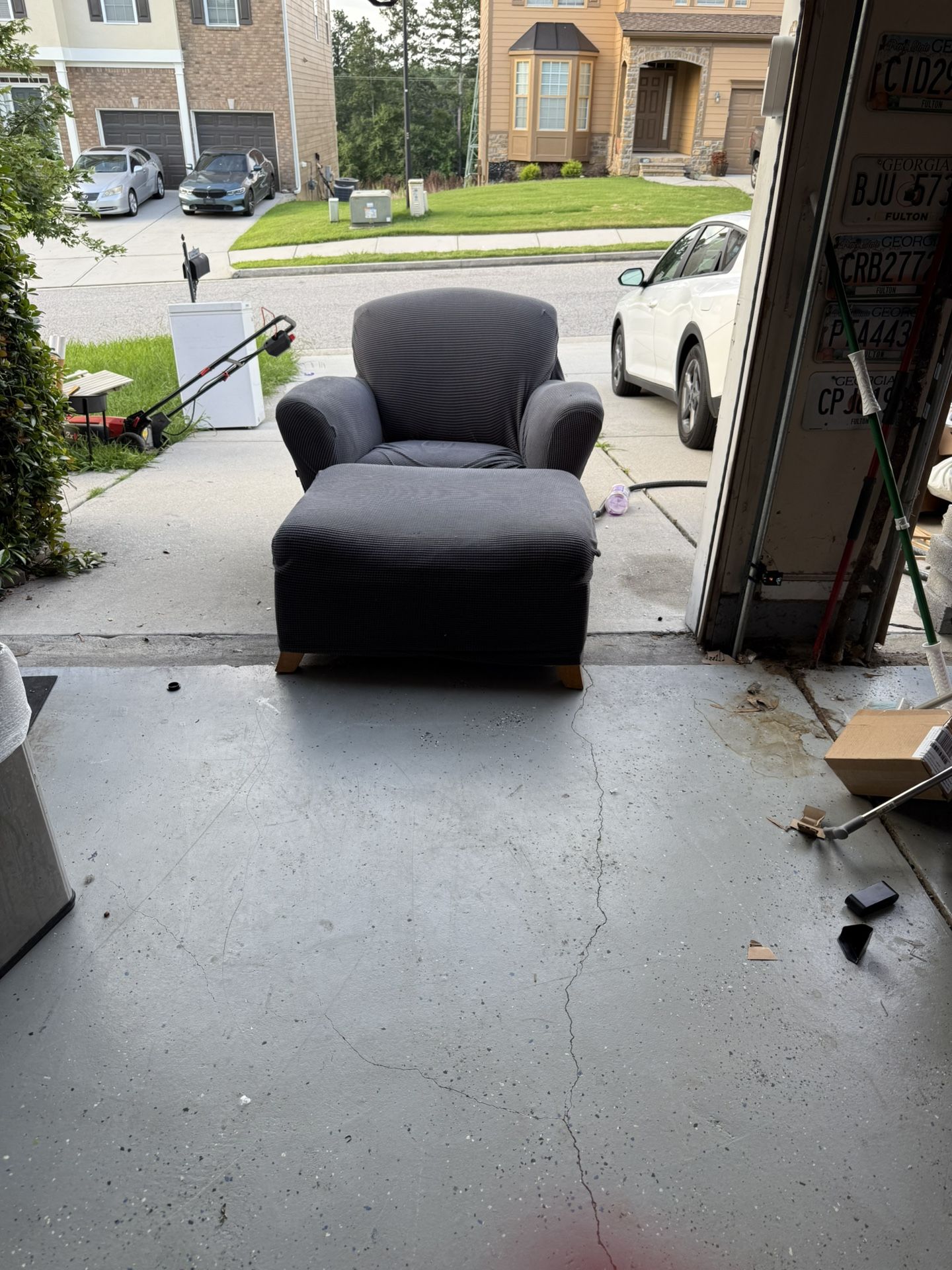 ***FREE***Over Sized Chair And Ottoman
