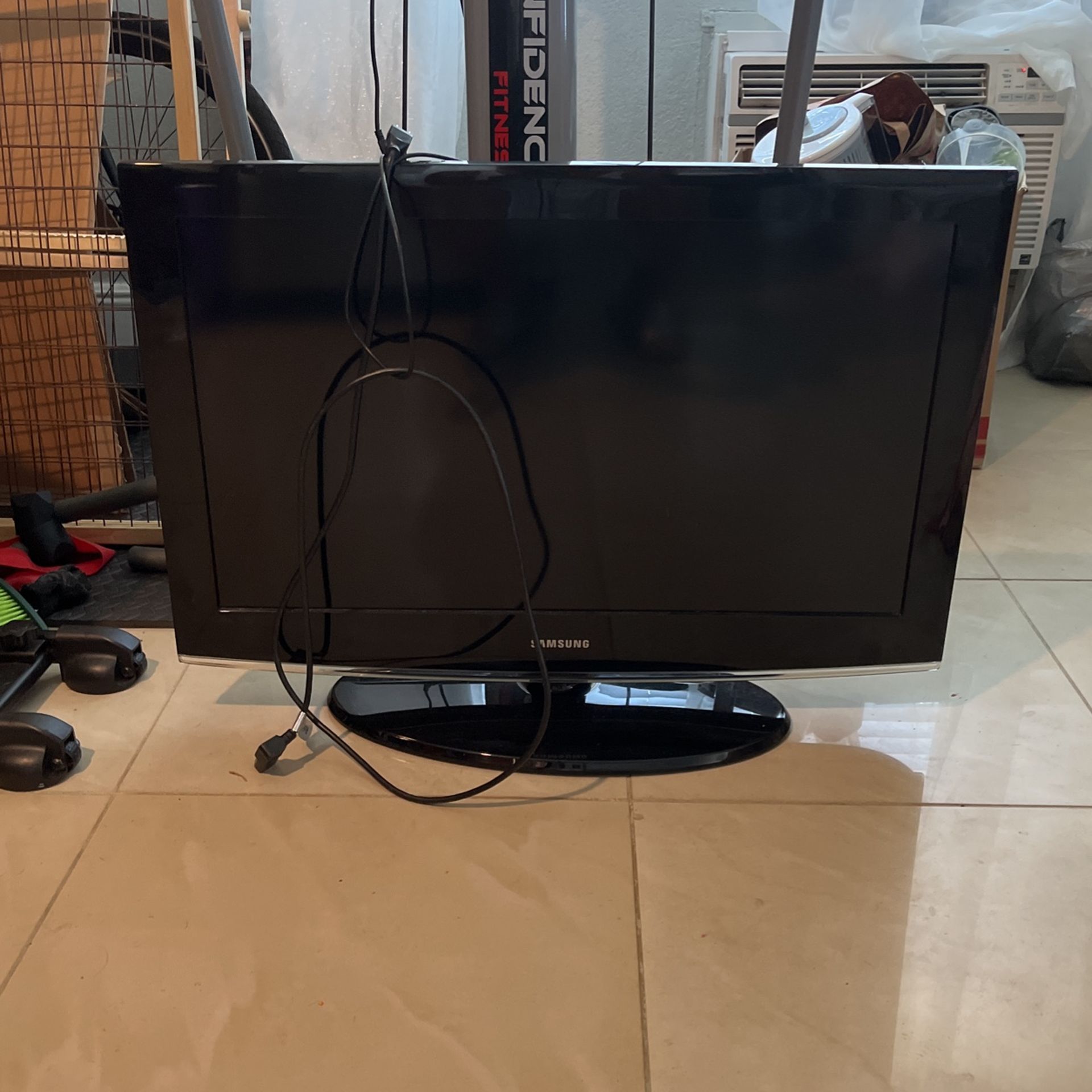 Tv With Antenna  31” And Remote Control