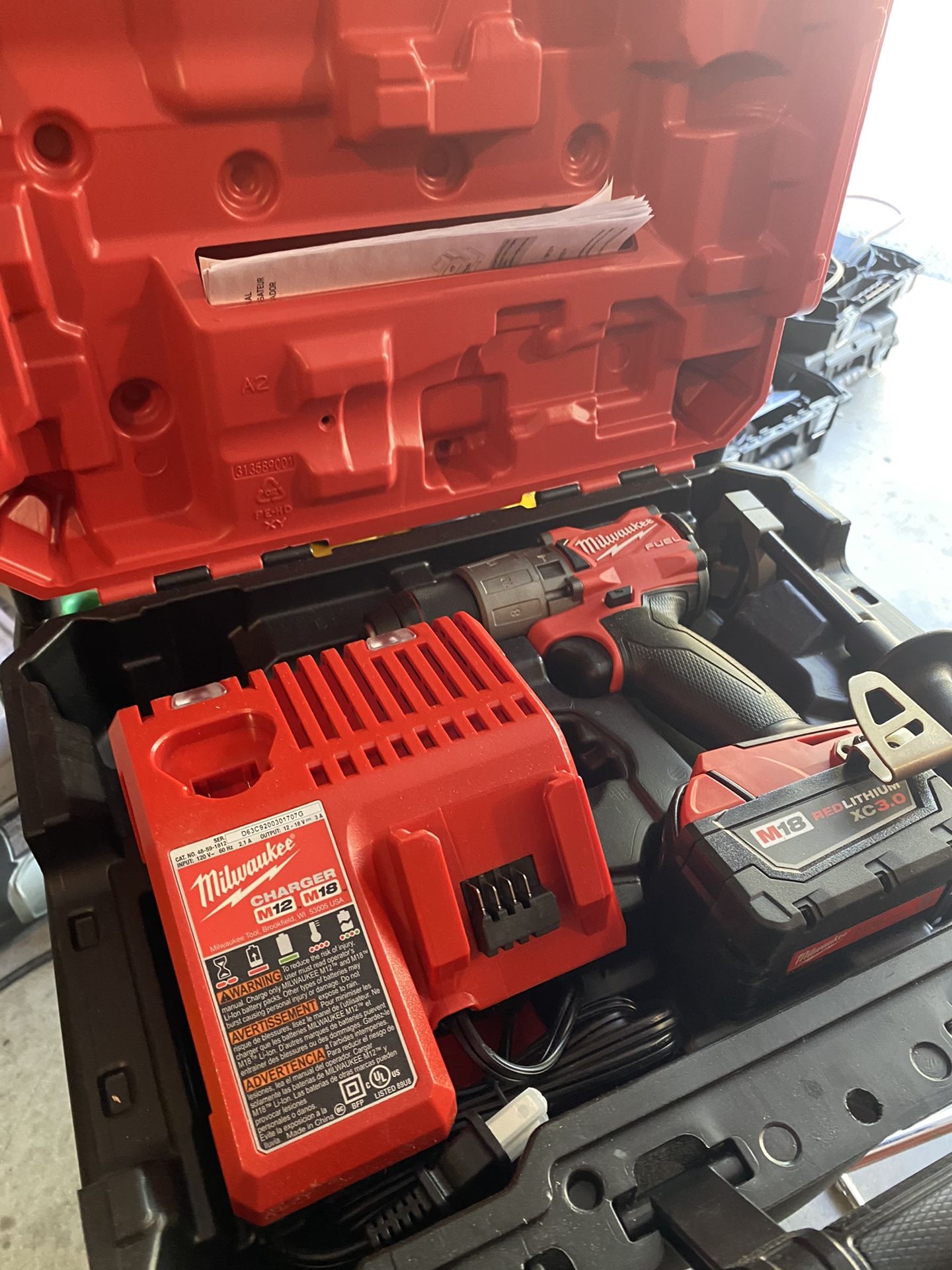 Milwaukee M18 Fuel 18-Volt Lithium-Ion Brushless Cordless 1/2 in. Hammer Drill Driver Kit with one 3.0 Ah Batterie, Charger and Hard Case