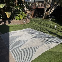 Beautiful, large 10’ x 8’ area rug looking for a new home! This rug features a versatile neutral pattern that works perfectly for a living room, dinin