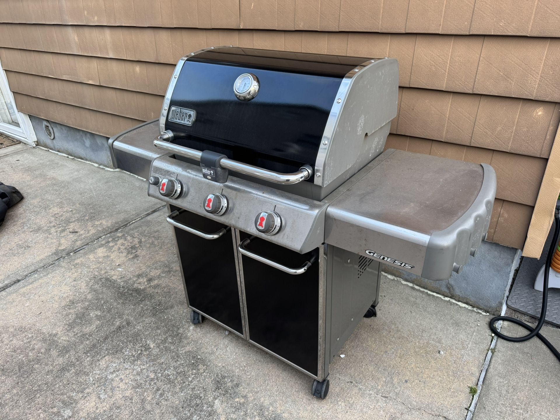 Weber Genesis E-300 - 3 Burner LP BBQ