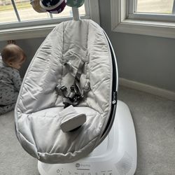 Brand New 4moms momaroo 