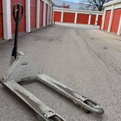 Crown Pallet Jack – Heavy Duty Manual Forklift