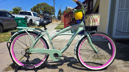 Beautiful Beach Cruiser Bike 
Like New