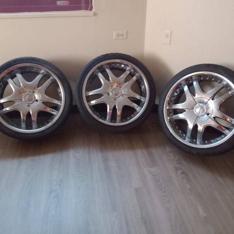 Chrome Universal 4 G I A N E L L E V5 Rims And Great Condition