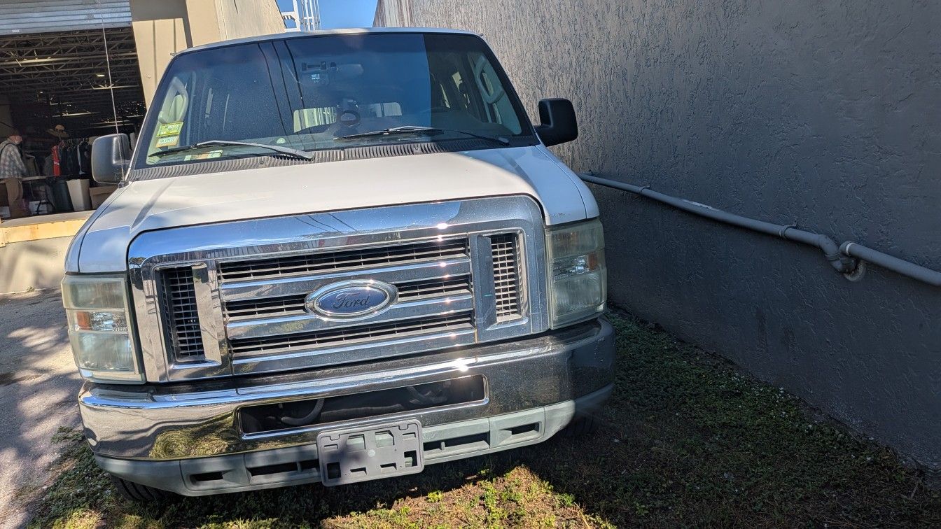 2011 Ford E350 Super Duty Passenger 15 Seater Van