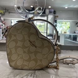  Coach Heart Crossbody Bag in Signature Canvas -Gold/Light Khaki Chalk CJ450