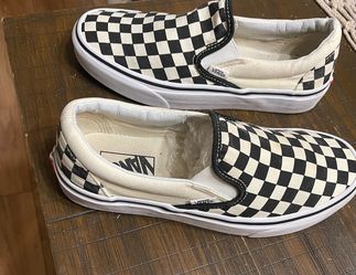 Vans size 7.5  I feel there new looks like never worn  but not sure