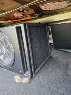 15 " kicker  pro sub new box .