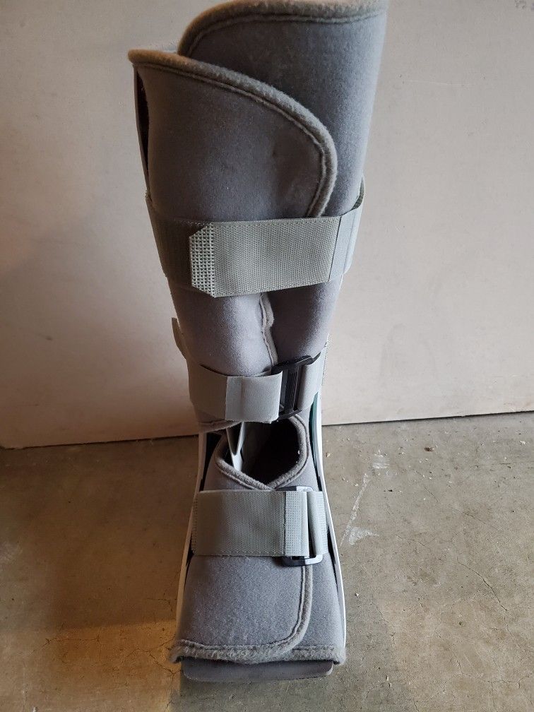 Air Cast Boot. Unsure of size.