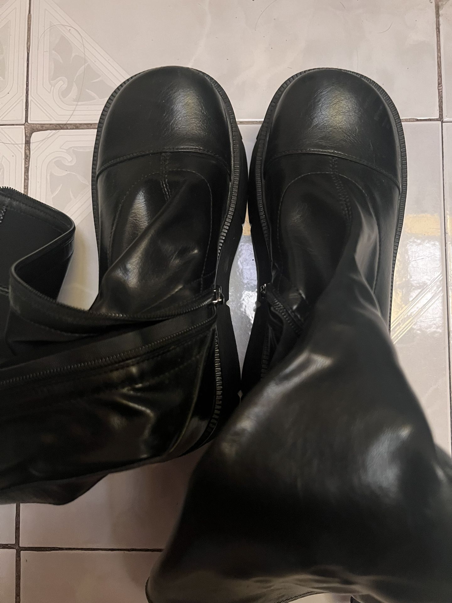 Black platform boots / Size 6