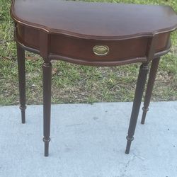 Vintage Bombay Company Mahogany Half Moon Demilune Console Table. Used in good condition with some cosmetic blemishes. These blemishes are in the form