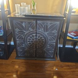 Accent cabinet