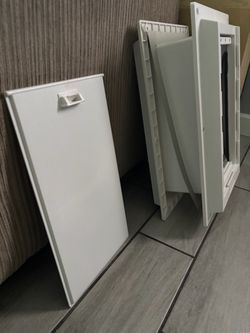 Medium doggy door