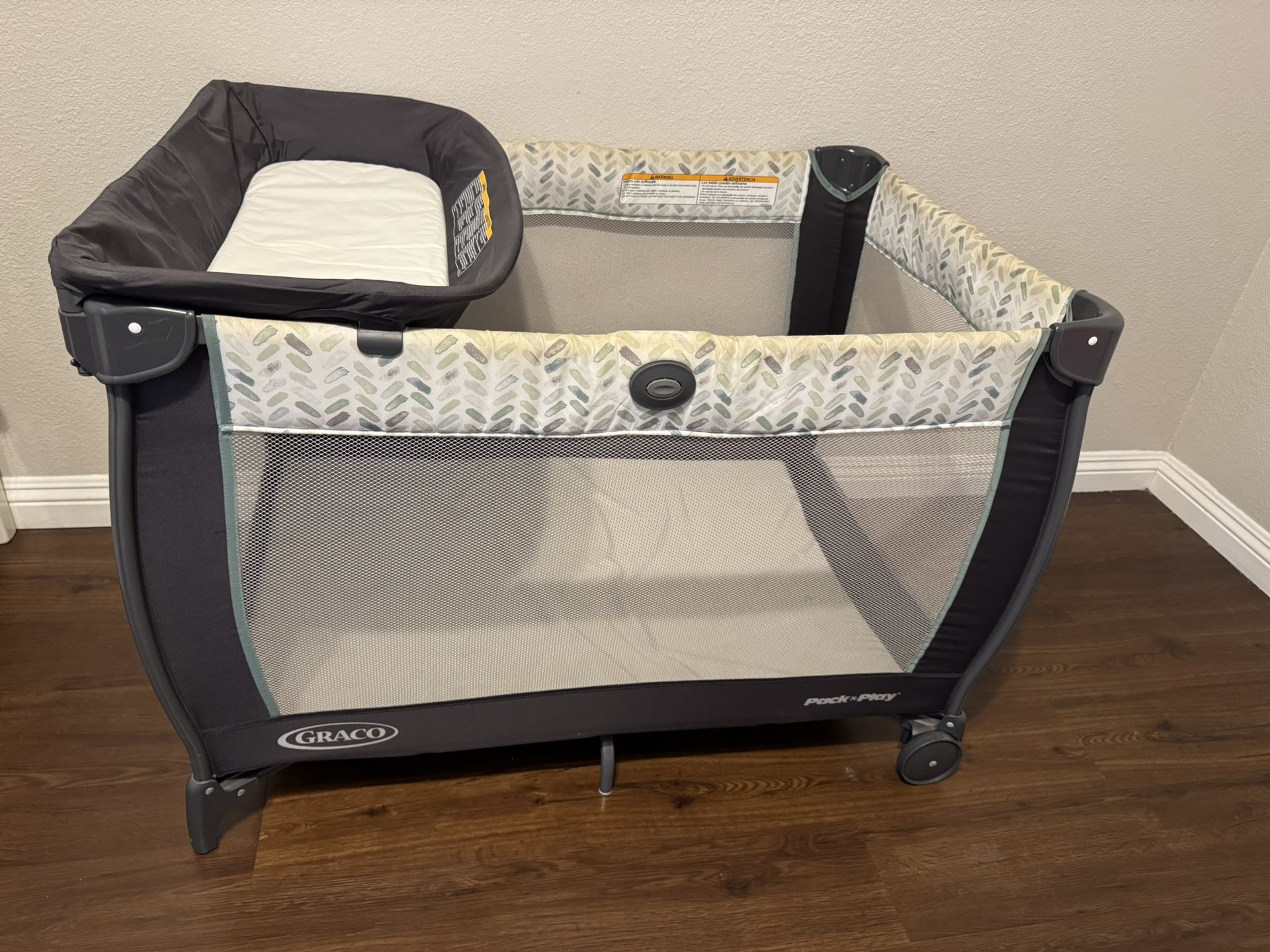 Play Pen / Bassinet / Changing Table