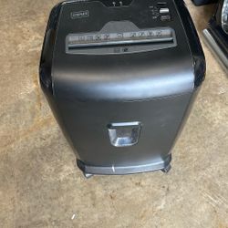 Staples Paper Shredder 