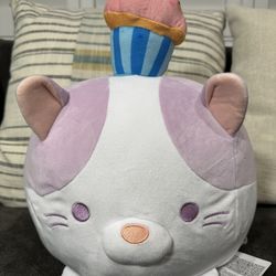 Mogu Lavendar Cat with Cupcake 17" Round 1 EXCLUSIVE