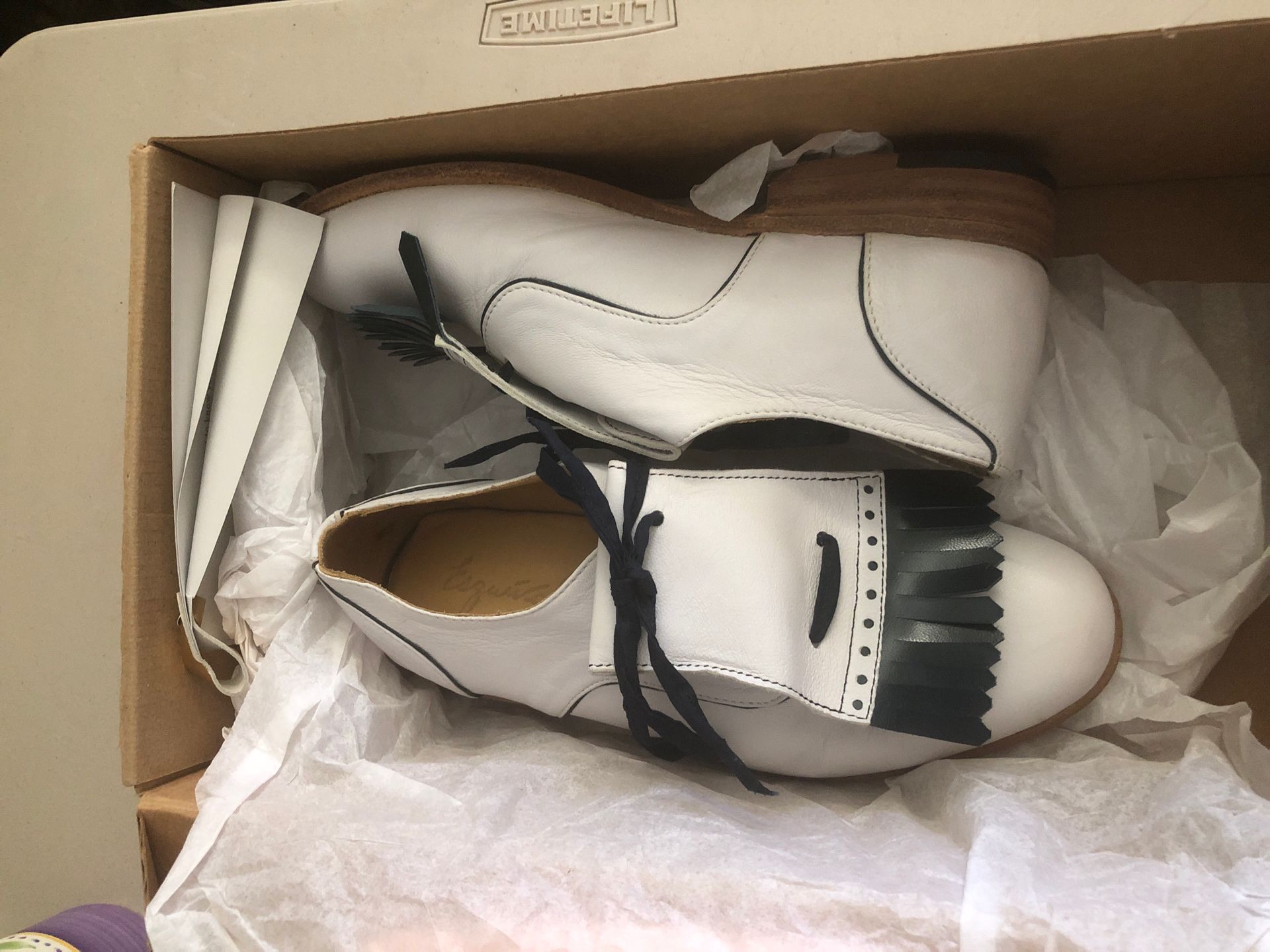 Esquivel White and Navy Blue Oxfords size 5 - joarbit.com