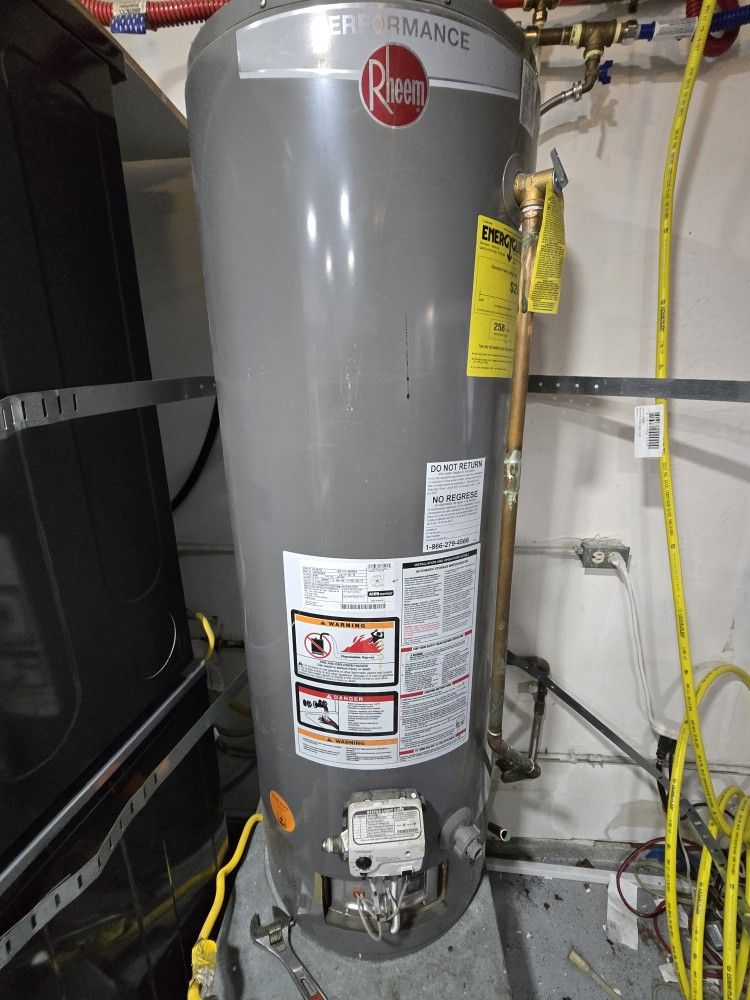 40 Gallon Gas Water Heater With Table And Straps