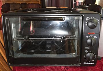 Kitchen appliances, toaster oven., rotisserie., crockpot. Blender. Pressure cooker.