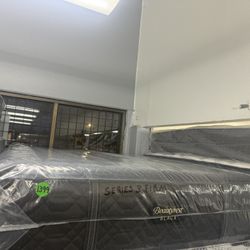 QUEEN SIZE SIMMONS BEAUTYREST BLACK SERIES 3 (FIRM) MATTRESS & BOX SPRING BED SET