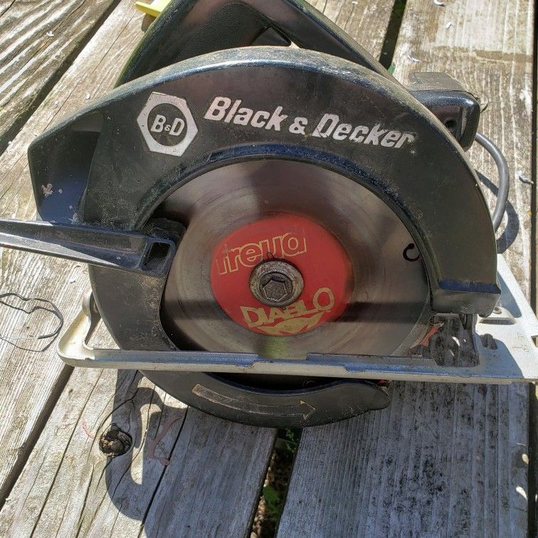 BLACK AND DECKER 7 1/4 " CIRCULAR SAW