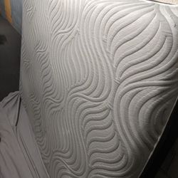 Sealy Posturepedic Performance mattress (Queen)