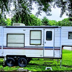 1990 24 Ft 5th Wheel 1/2 Ton Towable 