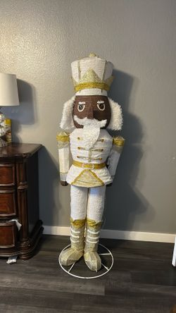 White And Gold 530 Gold Nutcracker