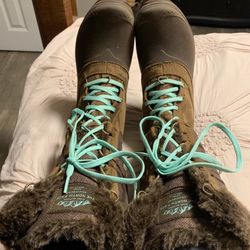 Size 5 Women’s north Face (SNOW BOOTS) High top boots