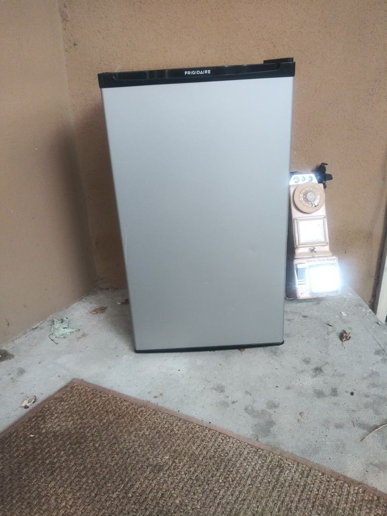 Frigidaire Mini refrigerator