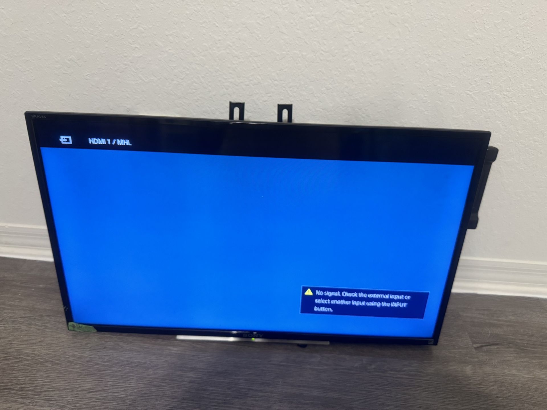 32 Inch TV With Mount And Screws $50