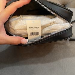 Louis Vuitton Women's Zipper Wallet for Sale in The Bronx, NY - OfferUp