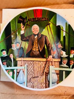 is a 1979 Knowles limited edition collector plate featuring the Wizard in his balloon from "The Wonderful Wizard of Oz".