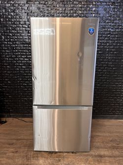 MIDEA REFRIGERATOR w/WARRANTY! R3678A