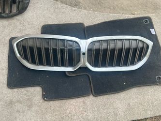 2023-2025 G20/G21  BMW 330i FRONT UPPER BUMPER RADIATOR GRILL SILVER AND BLACK WITH CAMARA HOLE IN NICE SHAPE