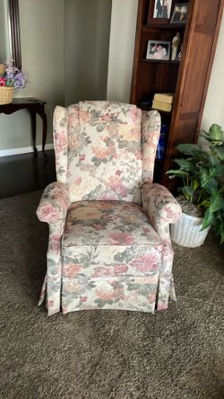 Set of 2 wing back LazyBoy chairs