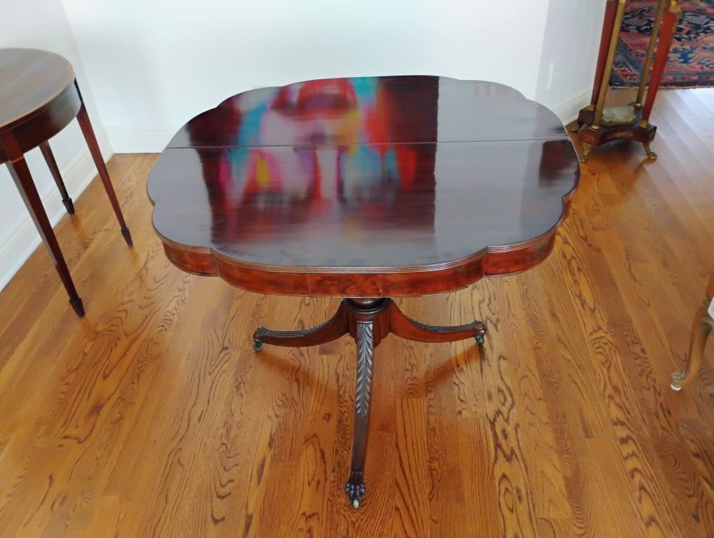 Beautiful mohagony Duncan Phyfe style table claw feet with casters
