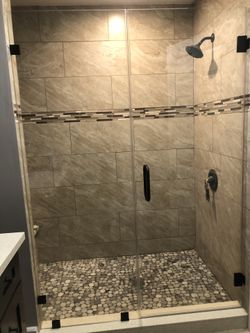 Shower door glass. Puertas de vidrio para baños