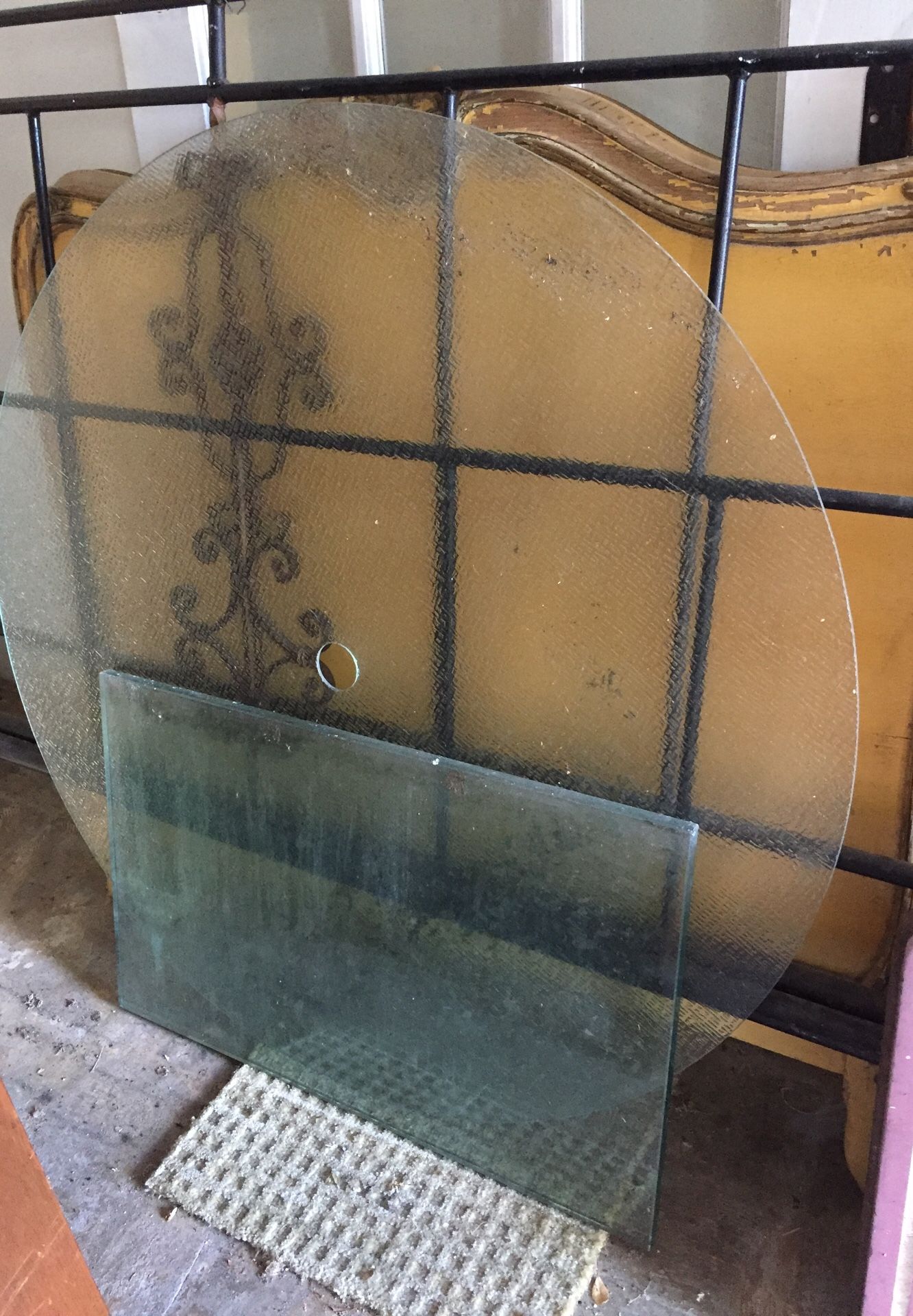 40” Round patio table glass top only, no base,with umbrella hole of 2 inches, textured, non-slip, doesn’t show dirt. Excellent condition no chips.