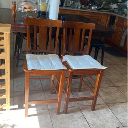 dos 2 sillas de madera solidad