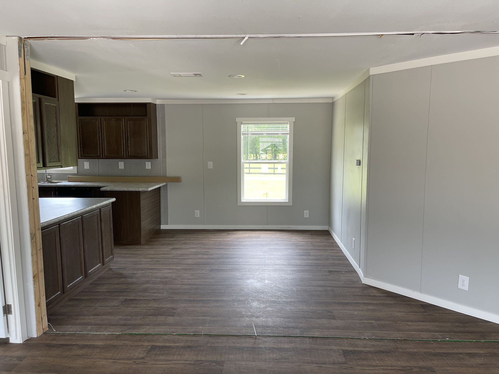 BRAND NEW OAK CREEK NEXUS WITH PORCH!!