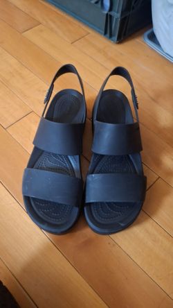 Brooklyn low wedge crocs