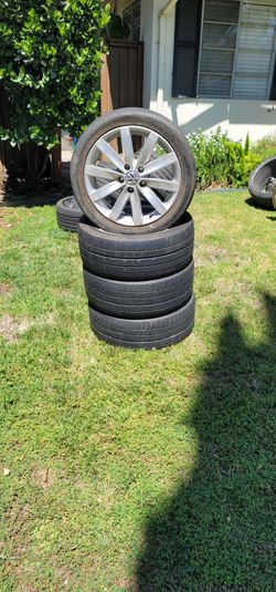 vendo $200.00 cada juego de rines y 100 el par de llantas solas