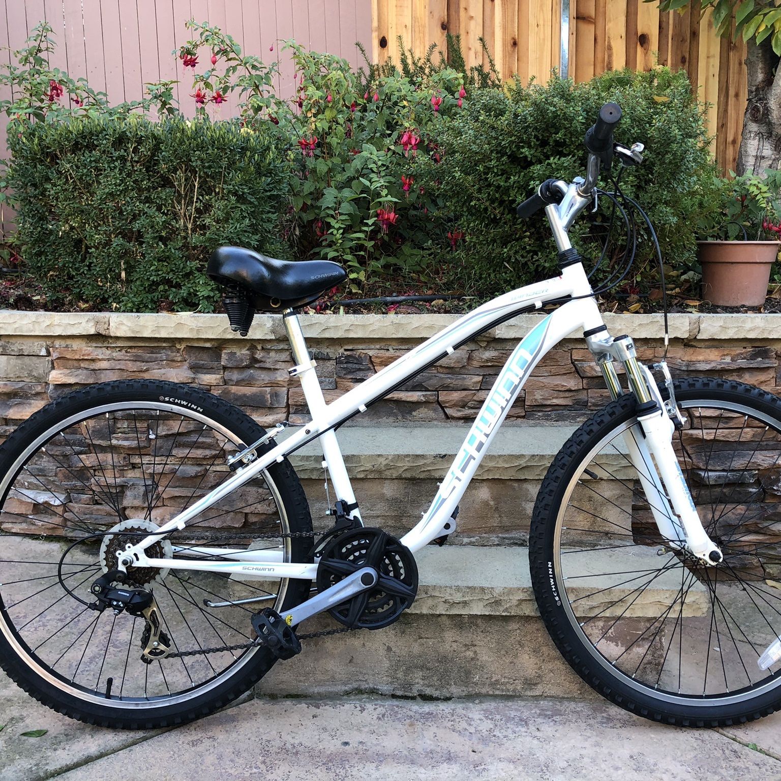 schwinn women's bicycle Suburban Hybrid Bike, 26 Inch Mens and Womens Bike, 7-Speed Hybrid Bicycle, Front and Rear Linear Pull Brakes, Ergonomic Grips, Comfort Frame, Large Cushioned Seat, Fenders, Adult The Gateway is a bike of many talents Schwinn Alu 1 Women's -