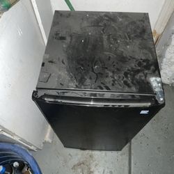 Mini fridge 