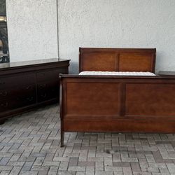 Queen size bedroom set, mattress and boxspring included. I can deliver for an additional cost. Resistant wood. 