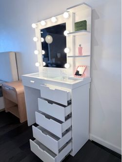 Vanity Table w/ Mirror & Lights/    Comes Pre Assembled