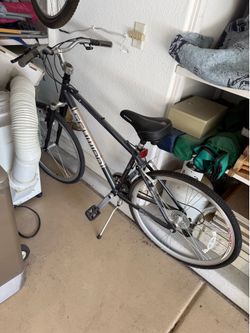 Schwinn Avenue Hybrid Bike